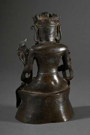 Bronze Bodhisattva Avalokiteshvara bzw. Guanyin Pusa mit Krone und Schmuck, Kundika-Vase und Kalavinka-Vogel in Vajrasana auf Lotossockel, verso Inschrift, Ming Dynastie, H. 20cm, beschädigt - photo 3