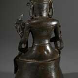 Bronze Bodhisattva Avalokiteshvara bzw. Guanyin Pusa mit Krone und Schmuck, Kundika-Vase und Kalavinka-Vogel in Vajrasana auf Lotossockel, verso Inschrift, Ming Dynastie, H. 20cm, beschädigt - photo 3