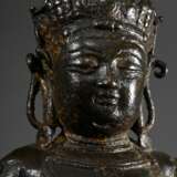 Bronze Bodhisattva Avalokiteshvara bzw. Guanyin Pusa mit Krone und Schmuck, Kundika-Vase und Kalavinka-Vogel in Vajrasana auf Lotossockel, verso Inschrift, Ming Dynastie, H. 20cm, beschädigt - photo 4