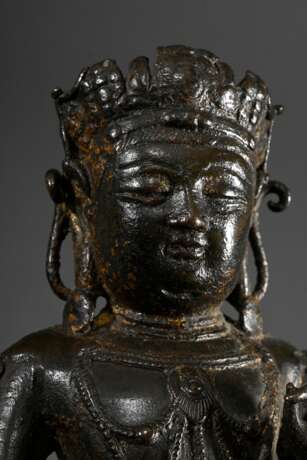 Bronze Bodhisattva Avalokiteshvara bzw. Guanyin Pusa mit Krone und Schmuck, Kundika-Vase und Kalavinka-Vogel in Vajrasana auf Lotossockel, verso Inschrift, Ming Dynastie, H. 20cm, beschädigt - photo 4