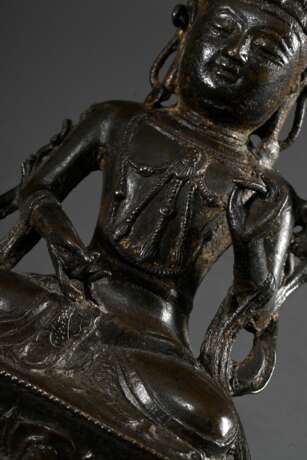 Bronze Bodhisattva Avalokiteshvara bzw. Guanyin Pusa mit Krone und Schmuck, Kundika-Vase und Kalavinka-Vogel in Vajrasana auf Lotossockel, verso Inschrift, Ming Dynastie, H. 20cm, beschädigt - photo 6