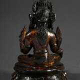 Grüne Tara in Lalitasana auf Lotosthron, der rechte Fuß auf einer Lotusblüte ruhend, rechte Hand in Geste der Wunschgewährung, linke Hand in Lehrgeste vitarka mudra, Bronze mit Resten von Lackvergoldung, Tibet 15.Jh. ode… - photo 2