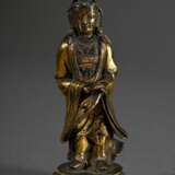 Stehende Guanyin auf Lotossockel, feuervergoldete und fein gravierte Bronze, China Ming Dynastie, H. 11,5cm, berieben, Finger mit Kupfer rest. - photo 1