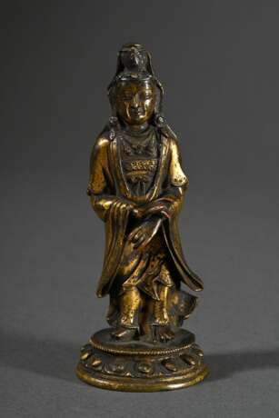 Stehende Guanyin auf Lotossockel, feuervergoldete und fein gravierte Bronze, China Ming Dynastie, H. 11,5cm, berieben, Finger mit Kupfer rest. - photo 1