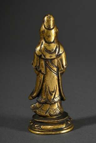 Stehende Guanyin auf Lotossockel, feuervergoldete und fein gravierte Bronze, China Ming Dynastie, H. 11,5cm, berieben, Finger mit Kupfer rest. - photo 2