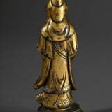 Stehende Guanyin auf Lotossockel, feuervergoldete und fein gravierte Bronze, China Ming Dynastie, H. 11,5cm, berieben, Finger mit Kupfer rest. - photo 2