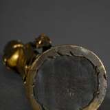 Stehende Guanyin auf Lotossockel, feuervergoldete und fein gravierte Bronze, China Ming Dynastie, H. 11,5cm, berieben, Finger mit Kupfer rest. - photo 3