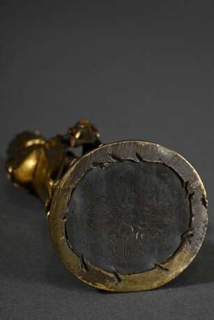 Stehende Guanyin auf Lotossockel, feuervergoldete und fein gravierte Bronze, China Ming Dynastie, H. 11,5cm, berieben, Finger mit Kupfer rest. - photo 3