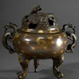 Chinesischer Bronze Koro Weihrauchbrenner mit Goldsplash Dekor plastischen "Drachen" Handhaben und durchbrochenem Deckel mit plastischem Drachen, 17./18. Jh., H. 26cm, Ø 27cm - photo 1