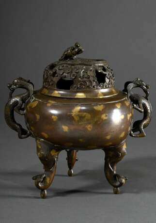 Chinesischer Bronze Koro Weihrauchbrenner mit Goldsplash Dekor plastischen "Drachen" Handhaben und durchbrochenem Deckel mit plastischem Drachen, 17./18. Jh., H. 26cm, Ø 27cm - photo 1
