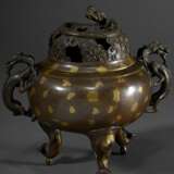 Chinesischer Bronze Koro Weihrauchbrenner mit Goldsplash Dekor plastischen "Drachen" Handhaben und durchbrochenem Deckel mit plastischem Drachen, 17./18. Jh., H. 26cm, Ø 27cm - photo 2