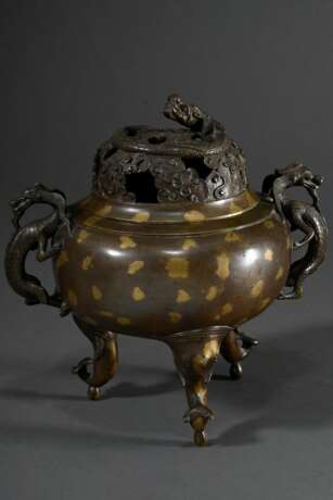 Chinesischer Bronze Koro Weihrauchbrenner mit Goldsplash Dekor plastischen "Drachen" Handhaben und durchbrochenem Deckel mit plastischem Drachen, 17./18. Jh., H. 26cm, Ø 27cm - photo 2