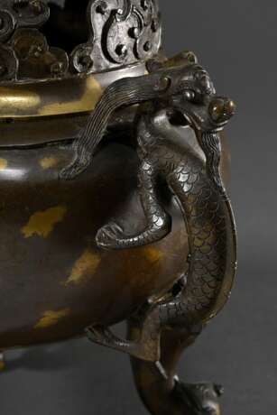 Chinesischer Bronze Koro Weihrauchbrenner mit Goldsplash Dekor plastischen "Drachen" Handhaben und durchbrochenem Deckel mit plastischem Drachen, 17./18. Jh., H. 26cm, Ø 27cm - photo 3
