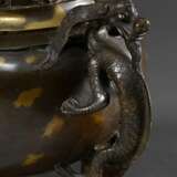 Chinesischer Bronze Koro Weihrauchbrenner mit Goldsplash Dekor plastischen "Drachen" Handhaben und durchbrochenem Deckel mit plastischem Drachen, 17./18. Jh., H. 26cm, Ø 27cm - photo 3