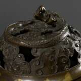 Chinesischer Bronze Koro Weihrauchbrenner mit Goldsplash Dekor plastischen "Drachen" Handhaben und durchbrochenem Deckel mit plastischem Drachen, 17./18. Jh., H. 26cm, Ø 27cm - photo 4