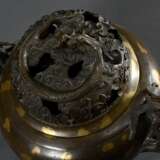Chinesischer Bronze Koro Weihrauchbrenner mit Goldsplash Dekor plastischen "Drachen" Handhaben und durchbrochenem Deckel mit plastischem Drachen, 17./18. Jh., H. 26cm, Ø 27cm - photo 5