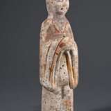 Tang Tonfigur "Stehende Hofdame", China 600-1000 n.Chr., mit Resten alter Fassung, TL Kotalla Gutachten Nr. 10290504 von 2004, H. 22cm - photo 1