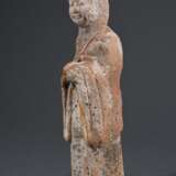 Tang Tonfigur "Stehende Hofdame", China 600-1000 n.Chr., mit Resten alter Fassung, TL Kotalla Gutachten Nr. 10290504 von 2004, H. 22cm - photo 2
