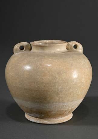 Kugeliger Topf mit zwei Ösenhenkeln auf der Schulter, heller Scherben mit bräunlicher Glasur, unten unglasiert, Tang-Zeit, 7./8.Jh., H.11,5cm, Lippe min. best., Vgl.: Medley, T’ang Pottery and Porcelain, London 1981, S. … - фото 1