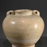 Kugeliger Topf mit zwei Ösenhenkeln auf der Schulter, heller Scherben mit bräunlicher Glasur, unten unglasiert, Tang-Zeit, 7./8.Jh., H.11,5cm, Lippe min. best., Vgl.: Medley, T’ang Pottery and Porcelain, London 1981, S. … - фото 1