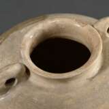 Kugeliger Topf mit zwei Ösenhenkeln auf der Schulter, heller Scherben mit bräunlicher Glasur, unten unglasiert, Tang-Zeit, 7./8.Jh., H.11,5cm, Lippe min. best., Vgl.: Medley, T’ang Pottery and Porcelain, London 1981, S. … - фото 2