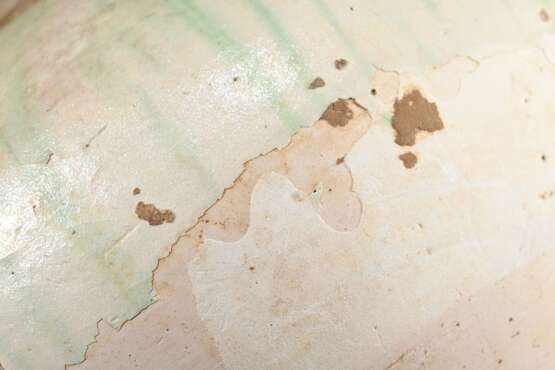 Kugelförmiger Topf, Irdenware, heller Scherben mit weißer Engobe und farbloser, stellenweise grüner Glasur, unteres Viertel unglasiert, Tang-Zeit, 7./8.Jh., H. 14cm, Fußring best., Glasur stellenweise vergangen/abgeplatz… - фото 4