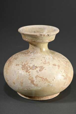 Birnförmige Flasche mit schalenartiger Mündung, heller Scherben mit farbloser Glasur, unten unglasiert, Tang-Zeit, 7./8.Jh., H. 13,5cm, Rand best., Glasur fast vollständig vergangen/abgeplatzt - фото 1