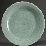 Chinesischer Lotos Teller mit Seladonglasur, im Spiegel geritzte Zeichnung: 4 Blütenblattreihen um zentralen Stempel, Boden mit unterglasurblauer Qianlong Siegelmarke, Ø 29,2cm - фото 1