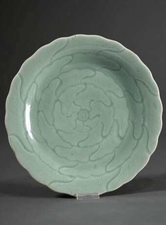 Chinesischer Lotos Teller mit Seladonglasur, im Spiegel geritzte Zeichnung: 4 Blütenblattreihen um zentralen Stempel, Boden mit unterglasurblauer Qianlong Siegelmarke, Ø 29,2cm - фото 1