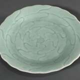 Chinesischer Lotos Teller mit Seladonglasur, im Spiegel geritzte Zeichnung: 4 Blütenblattreihen um zentralen Stempel, Boden mit unterglasurblauer Qianlong Siegelmarke, Ø 29,2cm - фото 2