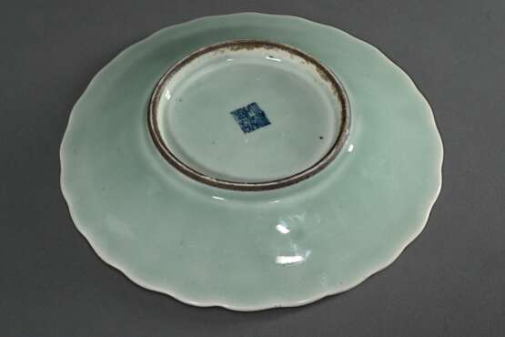 Chinesischer Lotos Teller mit Seladonglasur, im Spiegel geritzte Zeichnung: 4 Blütenblattreihen um zentralen Stempel, Boden mit unterglasurblauer Qianlong Siegelmarke, Ø 29,2cm - фото 3