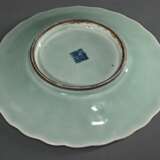 Chinesischer Lotos Teller mit Seladonglasur, im Spiegel geritzte Zeichnung: 4 Blütenblattreihen um zentralen Stempel, Boden mit unterglasurblauer Qianlong Siegelmarke, Ø 29,2cm - фото 3