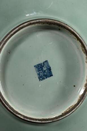 Chinesischer Lotos Teller mit Seladonglasur, im Spiegel geritzte Zeichnung: 4 Blütenblattreihen um zentralen Stempel, Boden mit unterglasurblauer Qianlong Siegelmarke, Ø 29,2cm - фото 4
