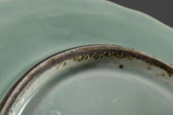 Chinesischer Lotos Teller mit Seladonglasur, im Spiegel geritzte Zeichnung: 4 Blütenblattreihen um zentralen Stempel, Boden mit unterglasurblauer Qianlong Siegelmarke, Ø 29,2cm - фото 5