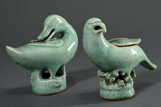 2 Diverse chinesische Porzellan Räuchergefäße mit craquelierter Seladonglasur„Papagei“ und „Ente“, jeweils ein Flügel abnehmbar zum Öffnen der Brennkammer, wohl späte Ming Dynastie, H. 16/17cm, best. - photo 1 2 Diverse chinesische Porzellan Räuchergefäße mit craquelierter Seladonglasur„Papagei“ und „Ente“, jeweils ein Flügel abnehmbar zum Öffnen der Brennkammer, wohl späte Ming Dynastie, H. 16/17cm, best. - photo 1