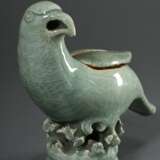 2 Diverse chinesische Porzellan Räuchergefäße mit craquelierter Seladonglasur„Papagei“ und „Ente“, jeweils ein Flügel abnehmbar zum Öffnen der Brennkammer, wohl späte Ming Dynastie, H. 16/17cm, best. - photo 2