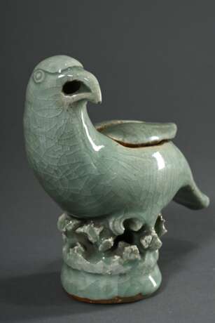 2 Diverse chinesische Porzellan Räuchergefäße mit craquelierter Seladonglasur„Papagei“ und „Ente“, jeweils ein Flügel abnehmbar zum Öffnen der Brennkammer, wohl späte Ming Dynastie, H. 16/17cm, best. - photo 2 2 Diverse chinesische Porzellan Räuchergefäße mit craquelierter Seladonglasur„Papagei“ und „Ente“, jeweils ein Flügel abnehmbar zum Öffnen der Brennkammer, wohl späte Ming Dynastie, H. 16/17cm, best. - photo 2