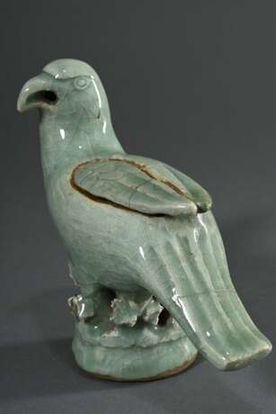 2 Diverse chinesische Porzellan Räuchergefäße mit craquelierter Seladonglasur„Papagei“ und „Ente“, jeweils ein Flügel abnehmbar zum Öffnen der Brennkammer, wohl späte Ming Dynastie, H. 16/17cm, best. - photo 3 2 Diverse chinesische Porzellan Räuchergefäße mit craquelierter Seladonglasur„Papagei“ und „Ente“, jeweils ein Flügel abnehmbar zum Öffnen der Brennkammer, wohl späte Ming Dynastie, H. 16/17cm, best. - photo 3
