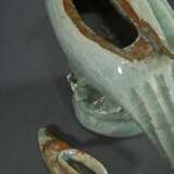 2 Diverse chinesische Porzellan Räuchergefäße mit craquelierter Seladonglasur„Papagei“ und „Ente“, jeweils ein Flügel abnehmbar zum Öffnen der Brennkammer, wohl späte Ming Dynastie, H. 16/17cm, best. - photo 4