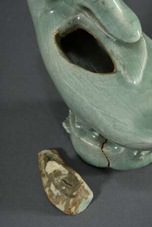 2 Diverse chinesische Porzellan Räuchergefäße mit craquelierter Seladonglasur„Papagei“ und „Ente“, jeweils ein Flügel abnehmbar zum Öffnen der Brennkammer, wohl späte Ming Dynastie, H. 16/17cm, best. - photo 9 2 Diverse chinesische Porzellan Räuchergefäße mit craquelierter Seladonglasur„Papagei“ und „Ente“, jeweils ein Flügel abnehmbar zum Öffnen der Brennkammer, wohl späte Ming Dynastie, H. 16/17cm, best. - photo 9