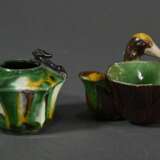 2 Diverse Teile Emaille sur Biscuit Porzellan mit Sancai Glasur, Kangxi Periode: Pinselwascher „Ente mit Lotosblatt“ (H. 6cm) und hexagonale Vase mit plastischem "Regendrachen" (H. 6cm), rest. - photo 2