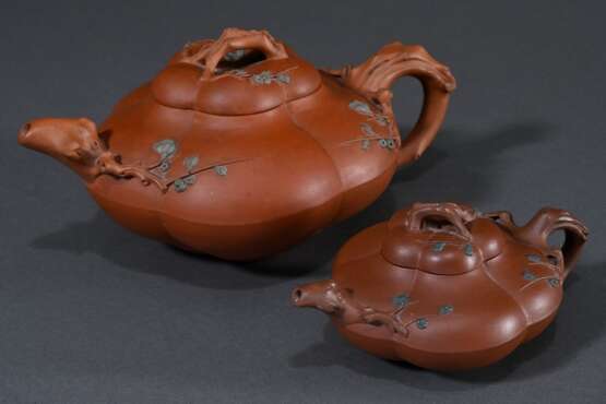 2 Diverse Zisha Teekannen aus Yixing Steinzeug in fünfpassiger Kürbisform mit Astgriffen und eingefärbten Applikationen "Pflaumenblüten", im großen Deckel gestempelt, H. 6,5/10,5cm, 1 Deckel bestoßen - photo 1 2 Diverse Zisha Teekannen aus Yixing Steinzeug in fünfpassiger Kürbisform mit Astgriffen und eingefärbten Applikationen "Pflaumenblüten", im großen Deckel gestempelt, H. 6,5/10,5cm, 1 Deckel bestoßen - photo 1