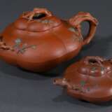 2 Diverse Zisha Teekannen aus Yixing Steinzeug in fünfpassiger Kürbisform mit Astgriffen und eingefärbten Applikationen "Pflaumenblüten", im großen Deckel gestempelt, H. 6,5/10,5cm, 1 Deckel bestoßen - photo 1
