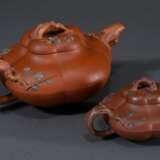 2 Diverse Zisha Teekannen aus Yixing Steinzeug in fünfpassiger Kürbisform mit Astgriffen und eingefärbten Applikationen "Pflaumenblüten", im großen Deckel gestempelt, H. 6,5/10,5cm, 1 Deckel bestoßen - photo 2