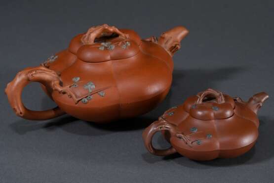 2 Diverse Zisha Teekannen aus Yixing Steinzeug in fünfpassiger Kürbisform mit Astgriffen und eingefärbten Applikationen "Pflaumenblüten", im großen Deckel gestempelt, H. 6,5/10,5cm, 1 Deckel bestoßen - photo 2 2 Diverse Zisha Teekannen aus Yixing Steinzeug in fünfpassiger Kürbisform mit Astgriffen und eingefärbten Applikationen "Pflaumenblüten", im großen Deckel gestempelt, H. 6,5/10,5cm, 1 Deckel bestoßen - photo 2