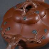 2 Diverse Zisha Teekannen aus Yixing Steinzeug in fünfpassiger Kürbisform mit Astgriffen und eingefärbten Applikationen "Pflaumenblüten", im großen Deckel gestempelt, H. 6,5/10,5cm, 1 Deckel bestoßen - photo 3