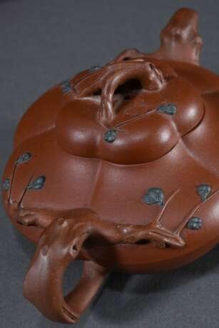 2 Diverse Zisha Teekannen aus Yixing Steinzeug in fünfpassiger Kürbisform mit Astgriffen und eingefärbten Applikationen "Pflaumenblüten", im großen Deckel gestempelt, H. 6,5/10,5cm, 1 Deckel bestoßen - photo 3 2 Diverse Zisha Teekannen aus Yixing Steinzeug in fünfpassiger Kürbisform mit Astgriffen und eingefärbten Applikationen "Pflaumenblüten", im großen Deckel gestempelt, H. 6,5/10,5cm, 1 Deckel bestoßen - photo 3