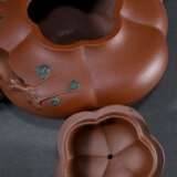 2 Diverse Zisha Teekannen aus Yixing Steinzeug in fünfpassiger Kürbisform mit Astgriffen und eingefärbten Applikationen "Pflaumenblüten", im großen Deckel gestempelt, H. 6,5/10,5cm, 1 Deckel bestoßen - photo 4