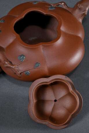 2 Diverse Zisha Teekannen aus Yixing Steinzeug in fünfpassiger Kürbisform mit Astgriffen und eingefärbten Applikationen "Pflaumenblüten", im großen Deckel gestempelt, H. 6,5/10,5cm, 1 Deckel bestoßen - photo 4 2 Diverse Zisha Teekannen aus Yixing Steinzeug in fünfpassiger Kürbisform mit Astgriffen und eingefärbten Applikationen "Pflaumenblüten", im großen Deckel gestempelt, H. 6,5/10,5cm, 1 Deckel bestoßen - photo 4