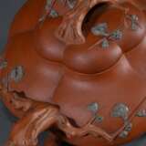 2 Diverse Zisha Teekannen aus Yixing Steinzeug in fünfpassiger Kürbisform mit Astgriffen und eingefärbten Applikationen "Pflaumenblüten", im großen Deckel gestempelt, H. 6,5/10,5cm, 1 Deckel bestoßen - photo 5